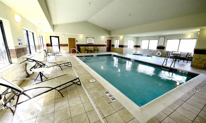 Minot Appartement | Petit déjeuner gratuit. Piscine et bain à remous. Gym. Votre prochain voyage!