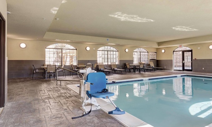 Maryland Heights Copropriété | Free Breakfast + Shared Pool, Gym, and BBQ Area | Perfect Family Vacation!