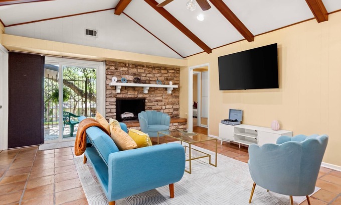 North San Antonio - SAT Maison | Free Fun Daily Ticket to Attractions, Spacious Mid-Century, Green Space, Sprawling Oaks, Playscape