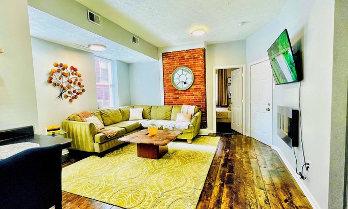 Central Northside Appartement | FREE Off St PARK Next to AGH+King Bed*Walk To All*