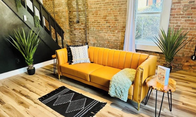 Italian Village Maison | Free Parking - Convention - King Bed- Short North