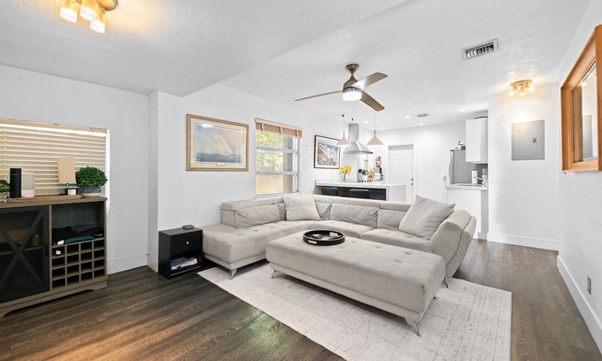 Croissant Park Maison | Free Parking Minutes from Downtown Las Olas