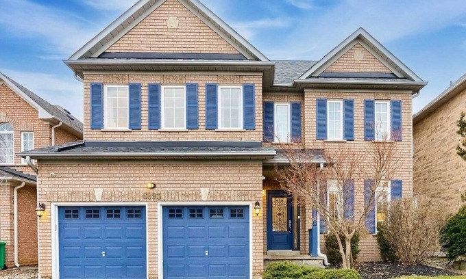 Meadowvale Village Maison | Free Parking|Near Airport|Firepit w/ 5 Bedrooms
