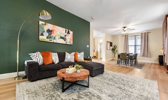 Larimer Maison | Free Parking+Pet Friendly+6BR+5 Min From Bakery Sq