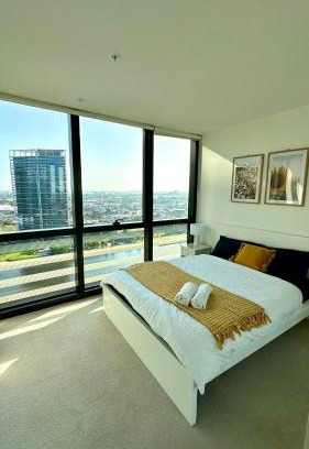 Docklands Maison | Free Parking Private Room in Docklands - Amazing View - Shared Washroom - Homestay with Host