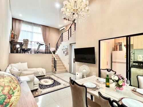 Lat Phrao Appartement | Free pick up/Stunning Luxury Family Home 3B3B