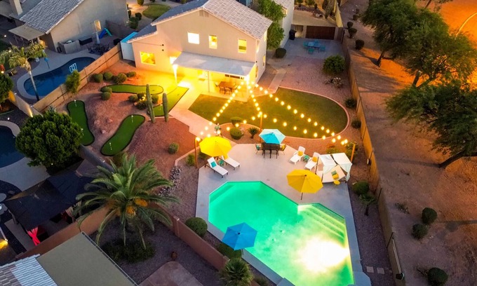 East Mesa Maison | FREE POOL HEAT~Beach Volley Ball~Putting Greens~Park Adjacent~Basket Ball Court