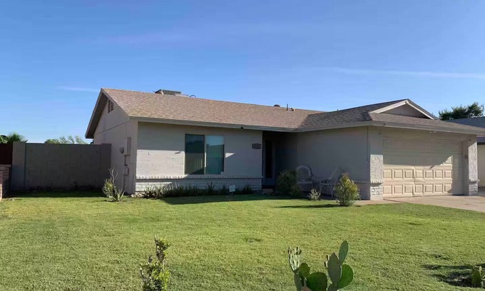 Glendale Maison | Free RV parking, two car garage, fenced backyard, minutes to Westgate