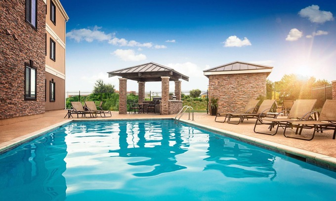 Fort Worth Appartement | Wi-Fi gratuit + petit déjeuner gratuit + piscine extérieure | 30 minutes de Six Flags!