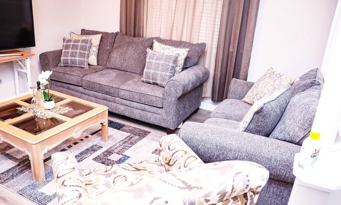 Lithonia Maison | Free Wi-Fi getaway home with secondary suite 10 guests