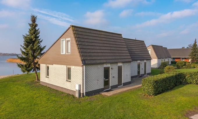 Elburg Cabine | Freestanding bungalows with a view of the Veluwemeer or adjacent to a courtyard garden.