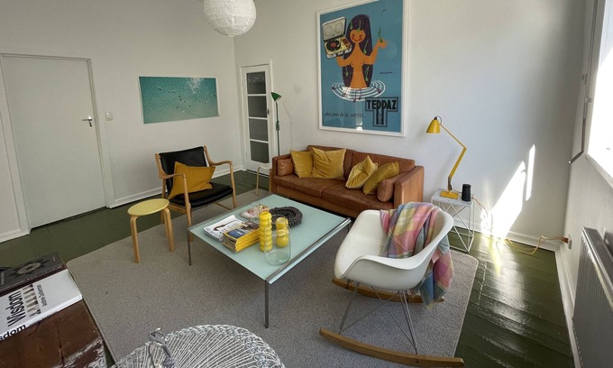 Footscray Maison | Freestanding House 5 Mins Walk to Seddon, Sunny Back Yard & Undercover car Port