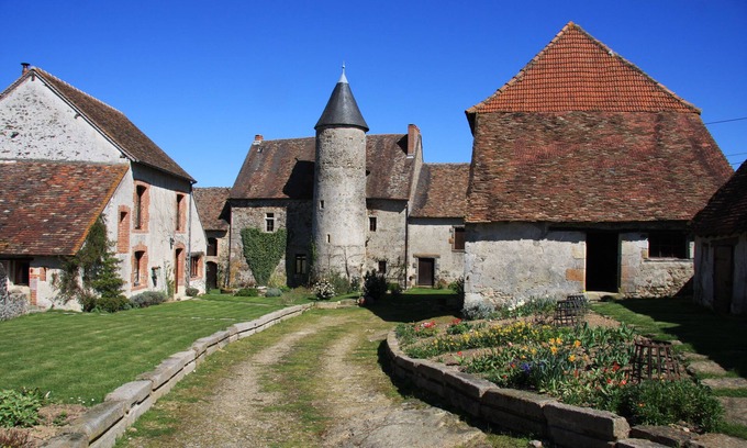 Brigueil-le-Chantre Maison | Château de vacances français avec piscine de luxe situé dans la beauté rurale et la tranquillité
