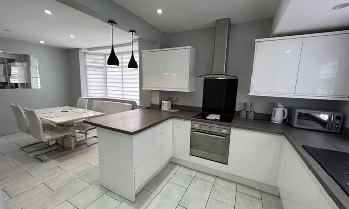 Rhyl Maison | Fresh and Spacious House
