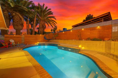 Green Valley North Maison | Fresh & Fun! Vegas 4BR w Heated Pool, Dog Friendly