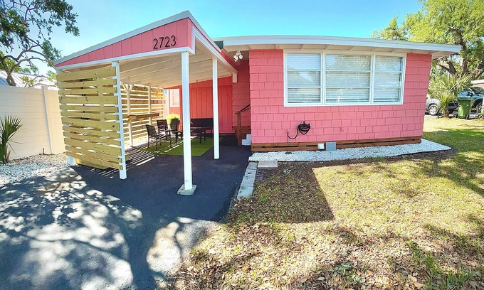 River District Maison | Freshly renovated 2-bedroom house in beautiful Bradenton with WiFi, AC