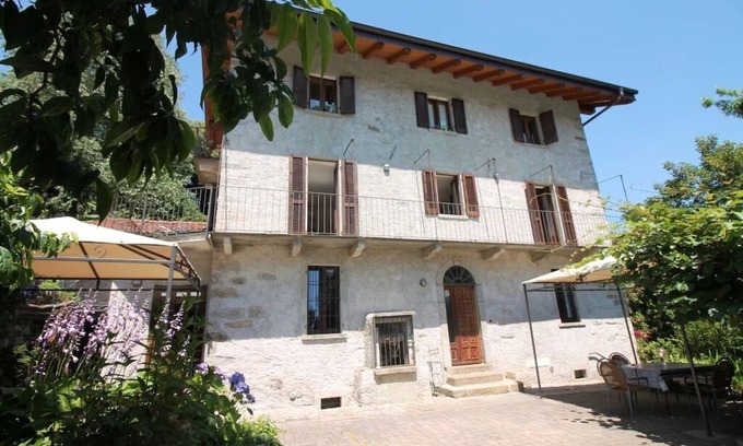 Vacciago Appartement | Frey House apt. 1, 2 and 3 at Lake Orta with pool and garden