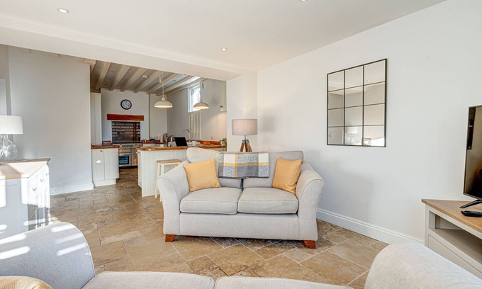 Wheatley Maison | Friday Cottage Oxford short let with three bedrooms sleeping up to five guests.