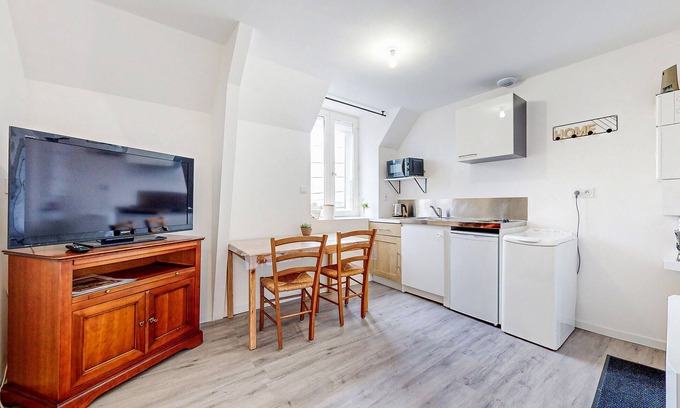 Ecartelee-Bonabry-Orieres-Paron Appartement | Friendly and functional apartment in the heart of the town of Fougeres.
