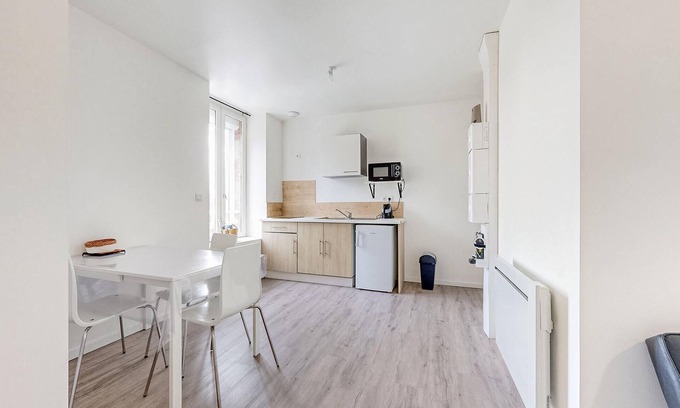 Ecartelee-Bonabry-Orieres-Paron Appartement | Friendly and functional apartment in the heart of the town of Fougeres.