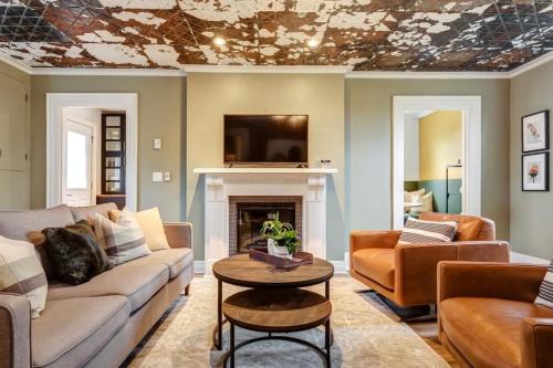 Picton Appartement | From HGTV Marigold Suite in county farmhouse
