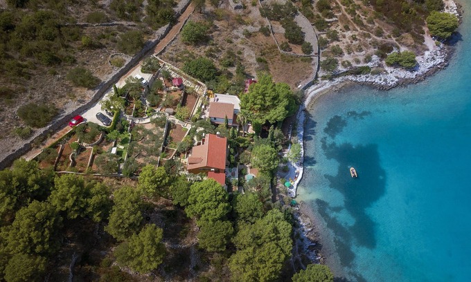 Vinisce Maison | De la cour à la mer.