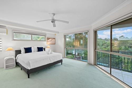 Forest Lake Maison | Front Lake View 4Bed Home with Pool and Mins to Mall