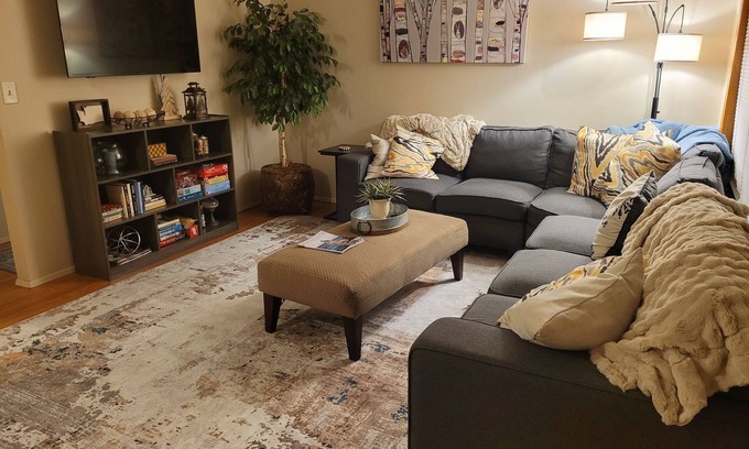 Lynden Appartement | Front Street Retreat - A cozy, 2-bedroom apartment in the heart of Lynden!
