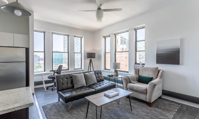 East Hyde Park Appartement | FRONTDESK 2 BR Apt by Harold Washington Park