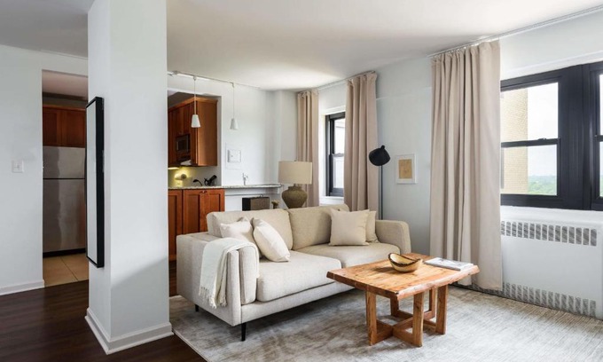 Central West End Appartement | FRONTDESK Warm 1 BR Apt with Forest View