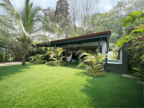 Uvita Villa | Fruit Villa, Lujo a 10 Minutos de la Playa en el Centro de Uvita