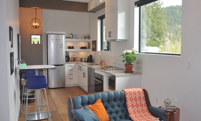Rossland Appartement | Apartamento completo con entrada privada y garaje en Rossland.