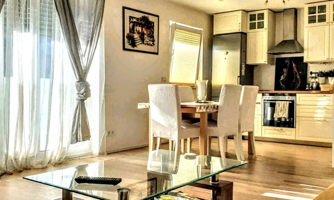 Munchen District Appartement | Full Apt, 2 BedRm, 2 bathRm. by ICM,15/20 min to CityCenter/Oktoberfest, Parking