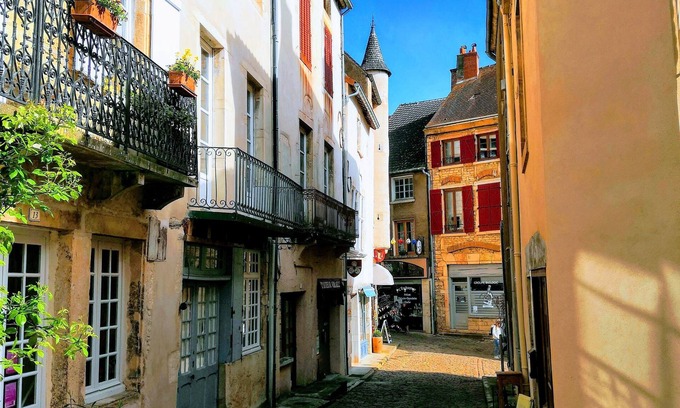 Saint-Gengoux-le-National Maison | Maison de ville entièrement rénovée dans le vieux quartier de St Gengoux