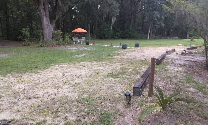 Alachua Location De VR | Full hook up RV Trailer site on private 1 acre Conveniently located
