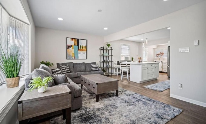 Southend Maison | Full House 2 Blocks from Beach