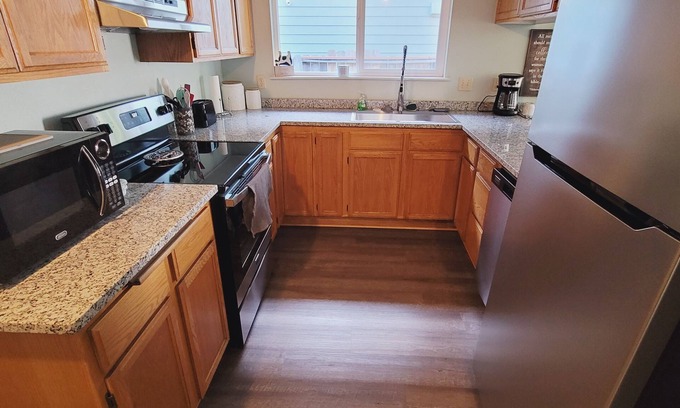 Grants Pass Maison | Full House: Fenced Backyard, Wi-Fi, Dogs Allowed!
