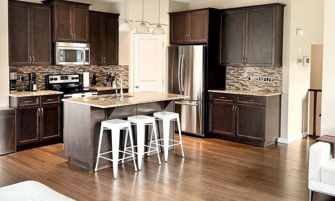 Cochrane Maison | Full House, Pet Friendly, Private Backyard.