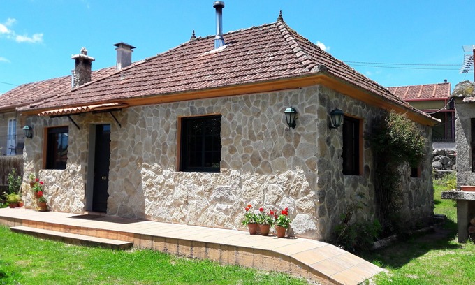 Ponte Caldelas Maison | FULL house with enclosed property, garden and barbecue. JUNE 85 € night