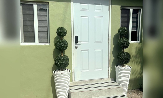 Miramar Appartement | Full privacy screen, Hot Tub ,full panel shower outdoor TV &bluetooth speakers
