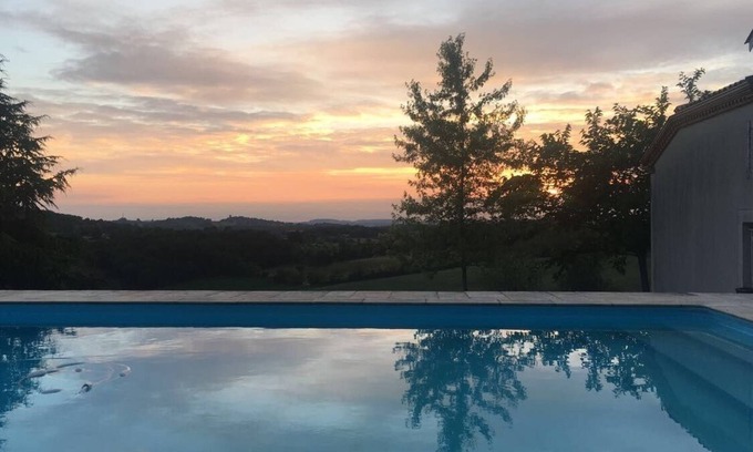 Saint-Sylvestre-sur-Lot Maison | Entièrement Climatisée Maison 4 Chambres, Piscine, Pool House avec vue dominante