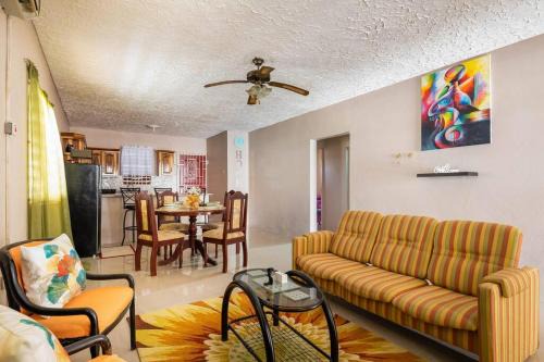 Salt Gut Maison | Fully AC 2BR, 5 mins from Ian Fleming Int Airport