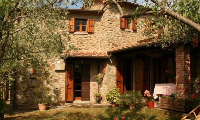 Montecchio Villa | Maison en pierre complètement indépendante et clôturée, porche extérieur. Jardin équipé avec table,