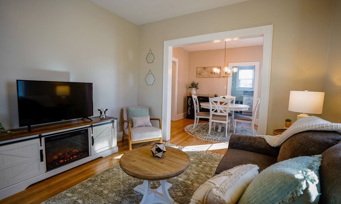 Syracuse Maison | Fully equipped- 1 bedroom Cute & Cozy Eastwood Bungalow