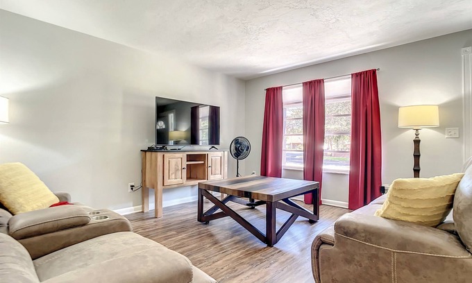 Deltona Lakes Maison | ON SALE 3BR Home w/ Patio Near Beach & Disneyworld