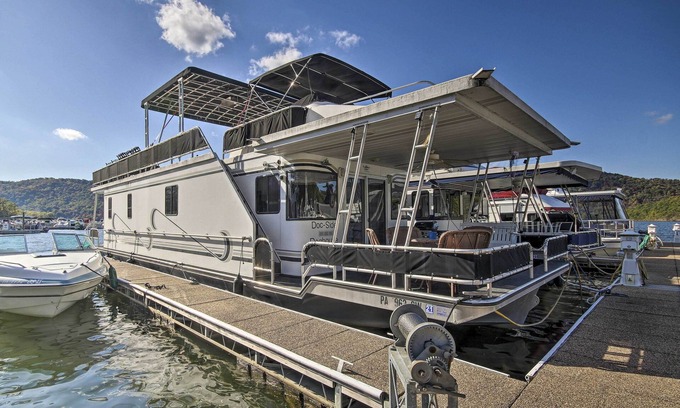 Havre De Grace Location De Bateaux | Fully Equipped Docked Houseboat at Log Pond Marina in Havre de Grace, MD.
