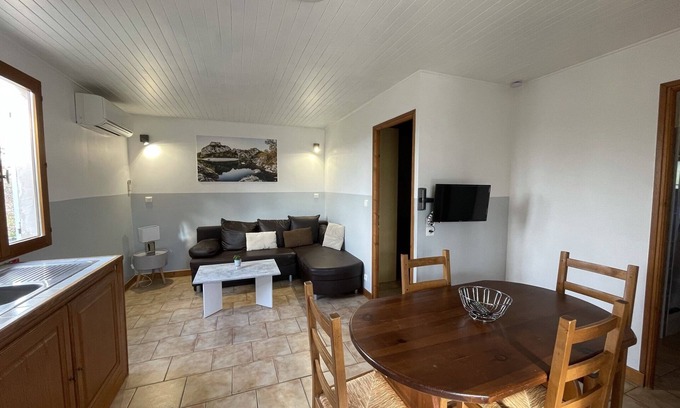 Joyeuse Cottage | Gîte moderne tout équipé, piscines, tennis, aire de jeux