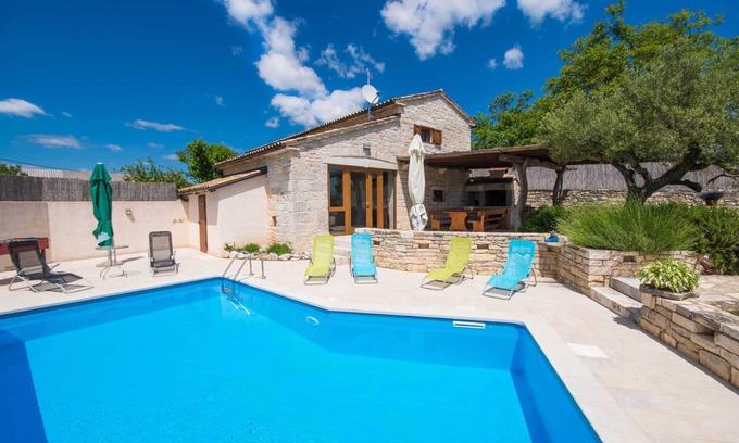 Zabrezani Villa | Entièrement clôturé, piscine privée, entièrement climatisé, accepte les animaux domestiques