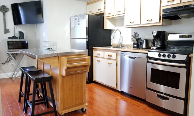 Nashua Copropriété | Fully Furnished 1st Floor, 1 Bed, 1 Bath Condo