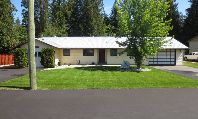 Sicamous Maison | Entièrement meublé, maison de style éleveur de 2000 pieds carrés, avec climatisation